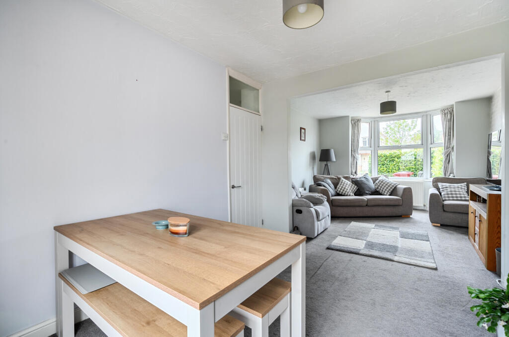 Whitley Wood Lane, Reading, Berkshire, RG2 photo 4