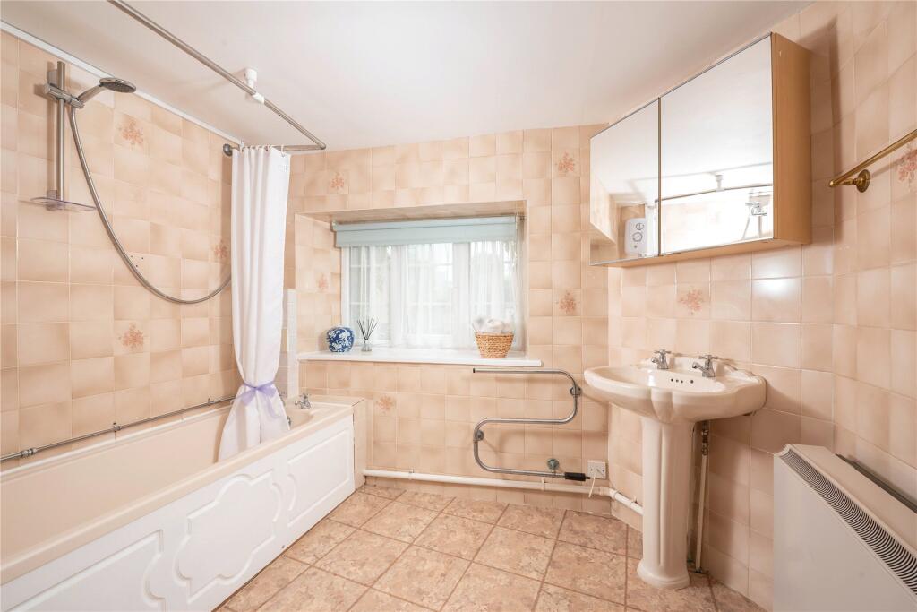 House in Northampton, Yardley Hastings - More