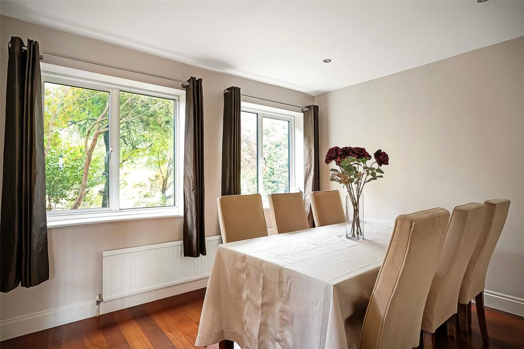 Lammas Lane, Esher, Surrey, KT10 – další