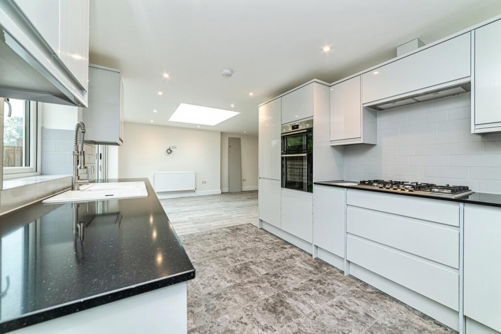 Swains Close, Tadley, Hampshire, RG26 photo 3