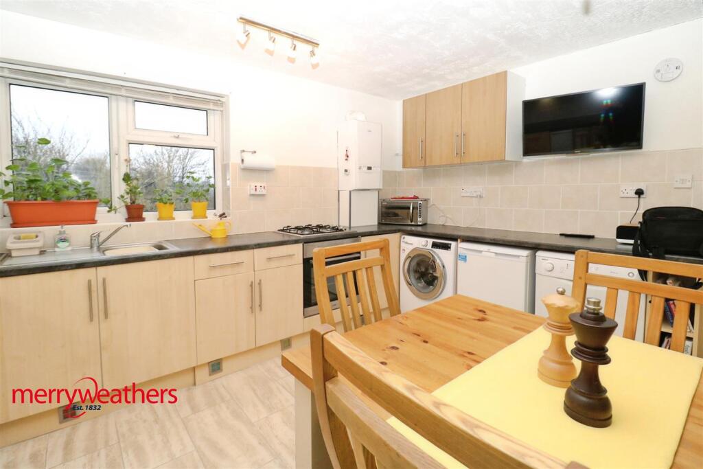 Elm Grove, Munsbrough, Rotherham photo 4