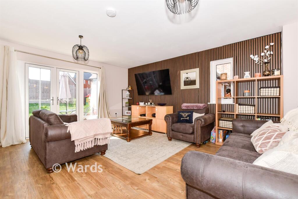 3-bed semi-detached on Weavering Court, Coxheath, Maidstone, Kent, £264,500