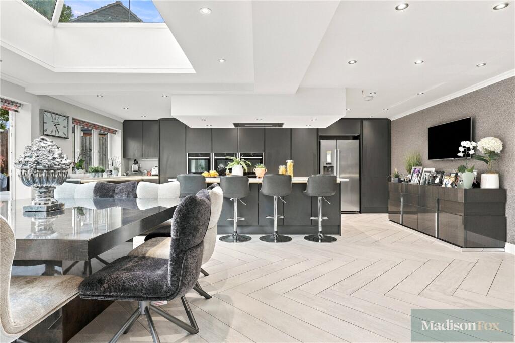 House in Epping Forest, Grange Hill, Chigwell - View 4
