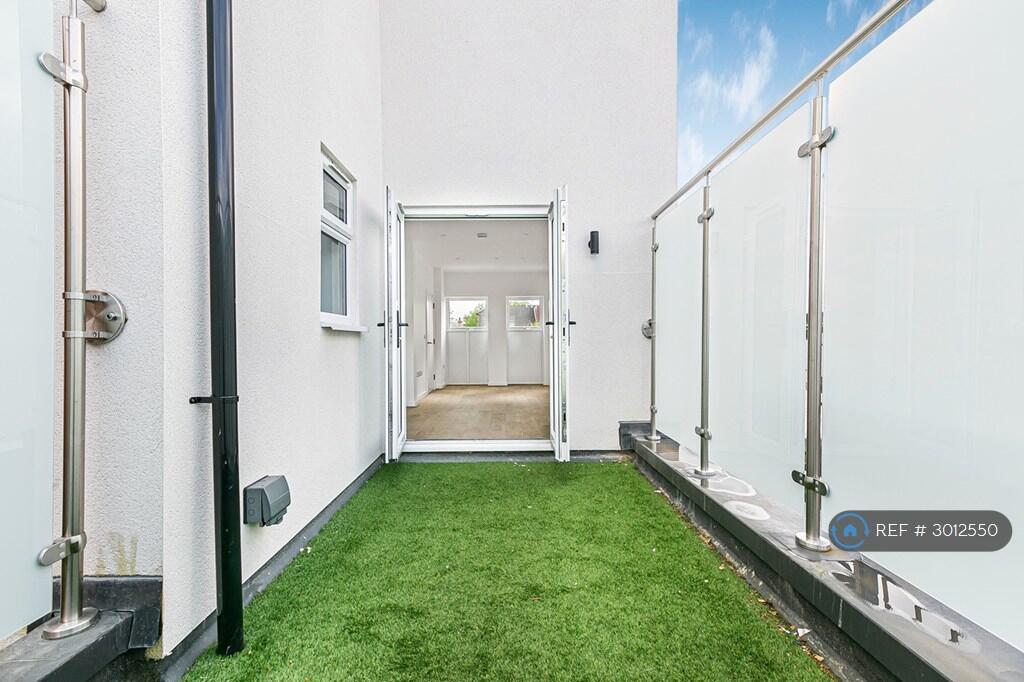 Apartment in Runnymede, Addlestone - More