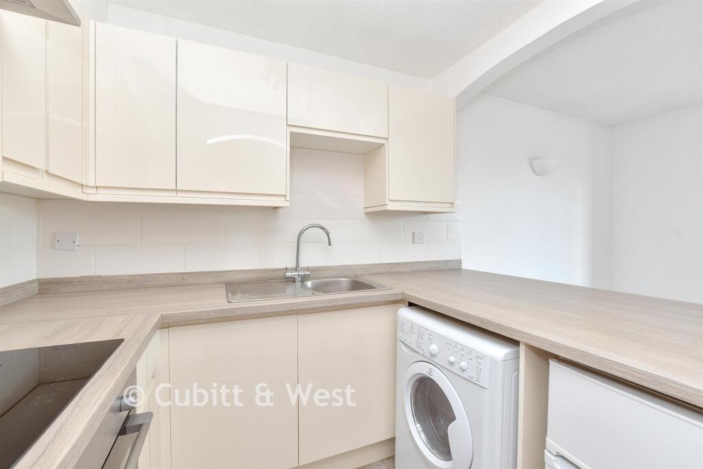 Apartment in Sutton - View 5