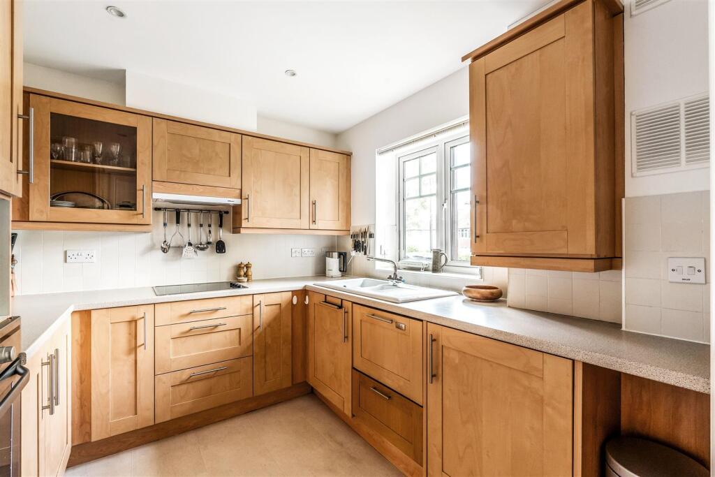 Harroway Manor, Fetcham, KT22 photo 3