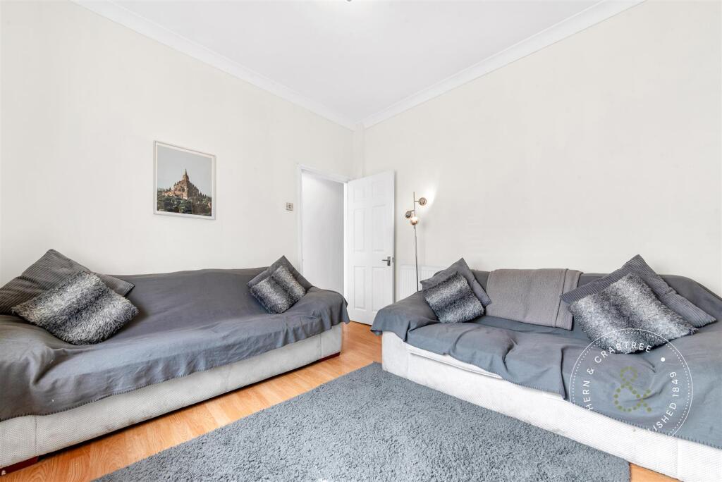 House in Cardiff, Grangetown - More
