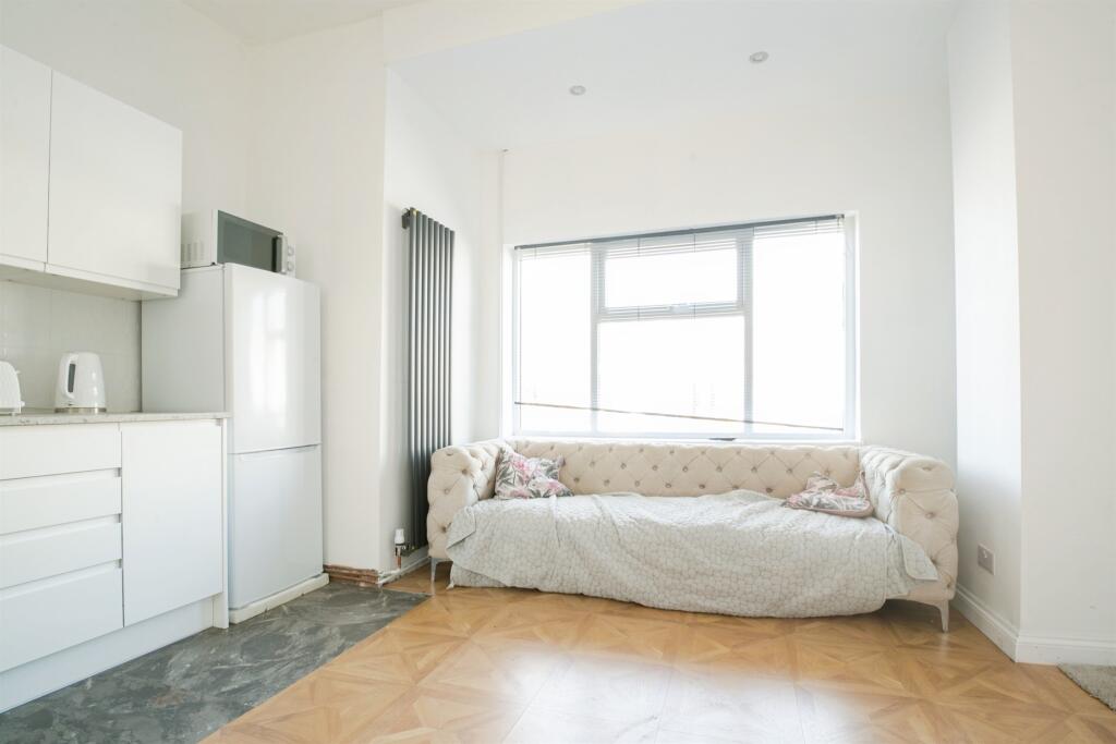 Apartment in Cardiff, Adamsdown - View 5