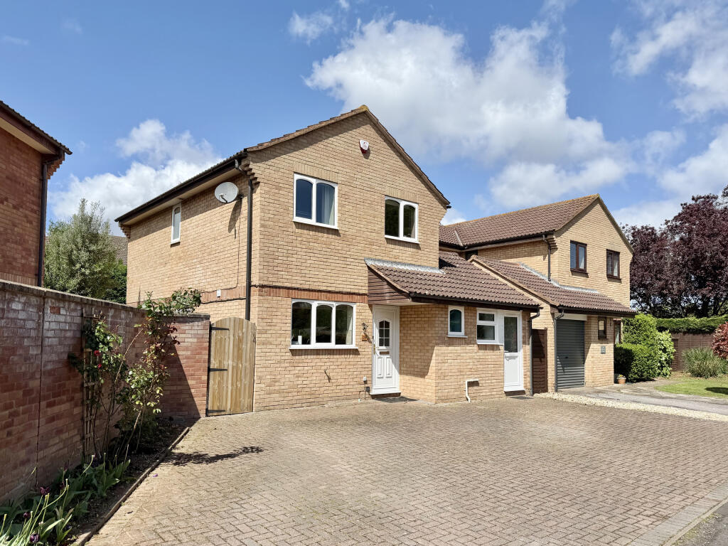 4-bed detached on Bilberry Grove, Taunton, £350,000