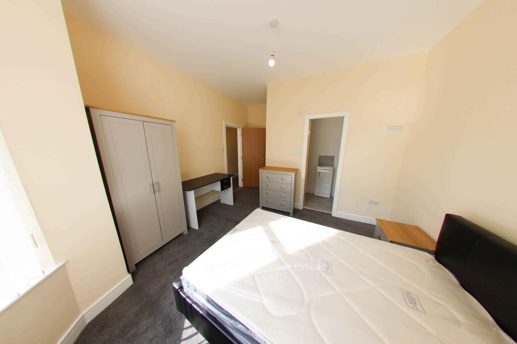 House in Leeds, West Yorkshire - View 5