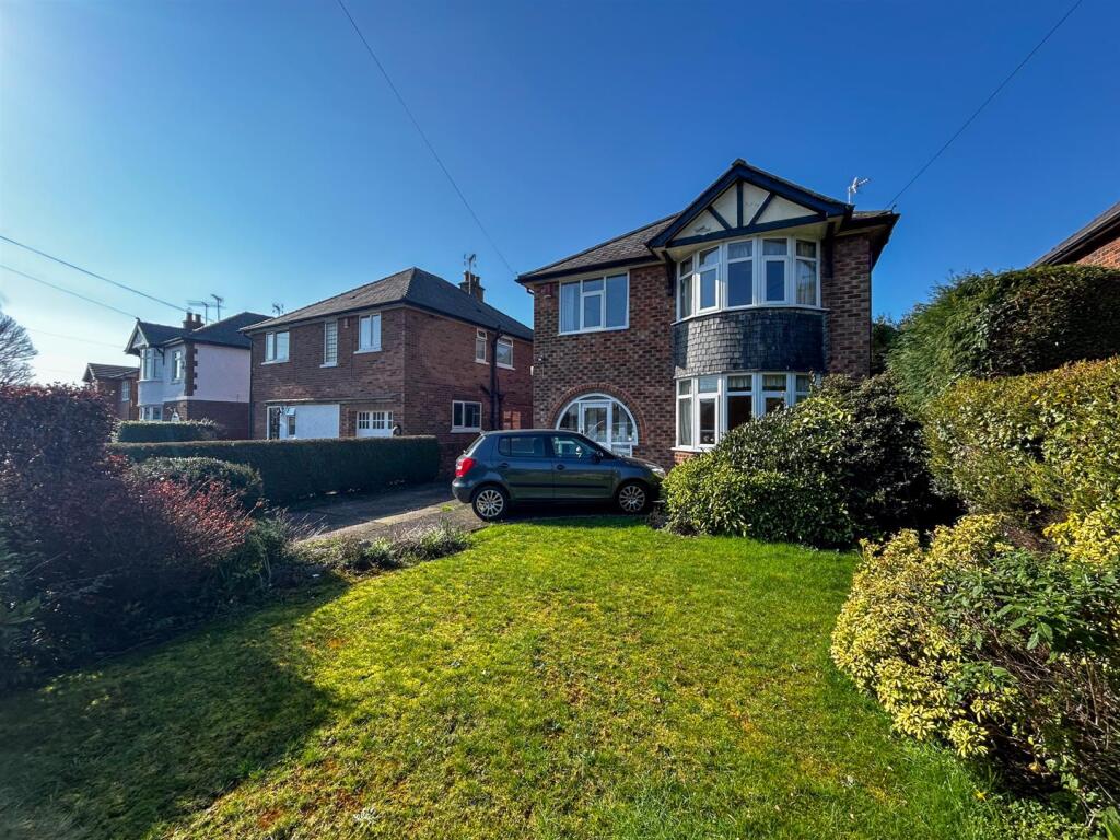 3-bed detached on Mold Road, Cefn-Y-Bedd, Wrexham, £300,000
