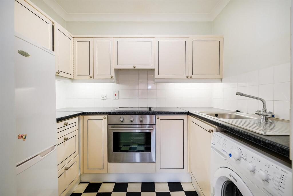 Albert Road, Buckhurst Hill photo 3