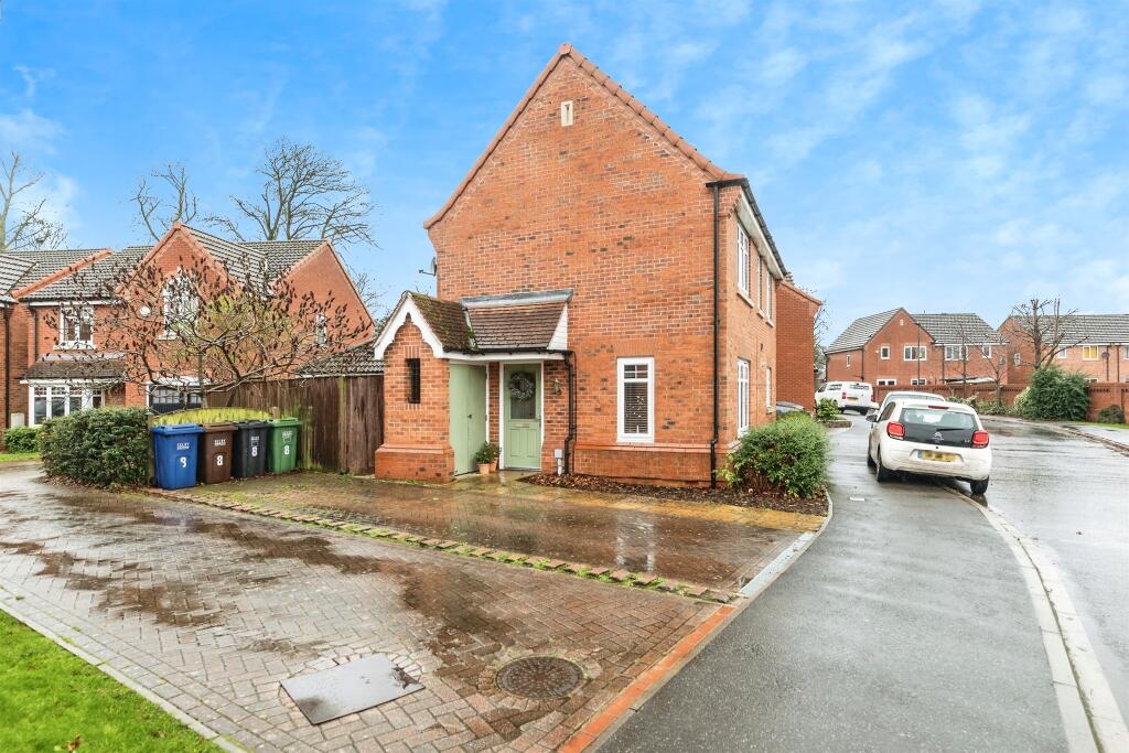 3-bed detached on All Saints Grove, Whitley, Goole, £66,000