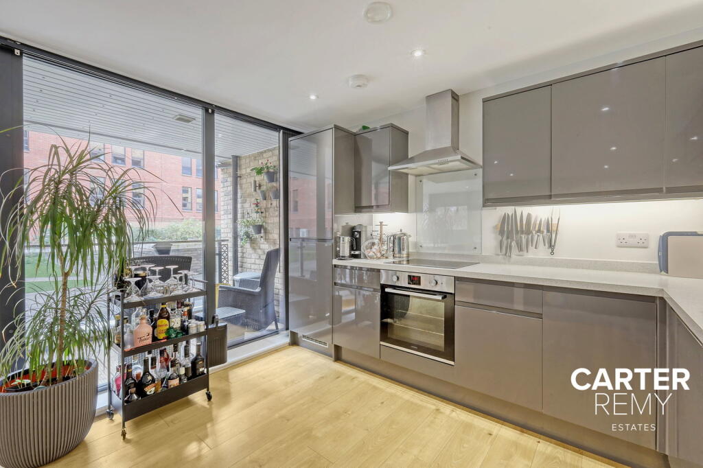 Apartment in Thurrock, Essex - View 5