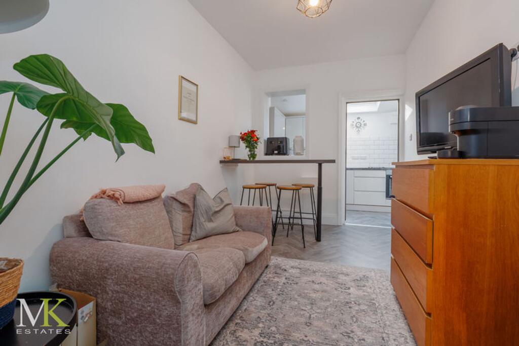 House in Christchurch, Pokesdown, Bournemouth - More