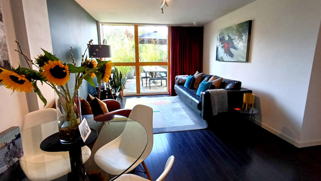 Apartment in Trafford, Brooklands - View 4