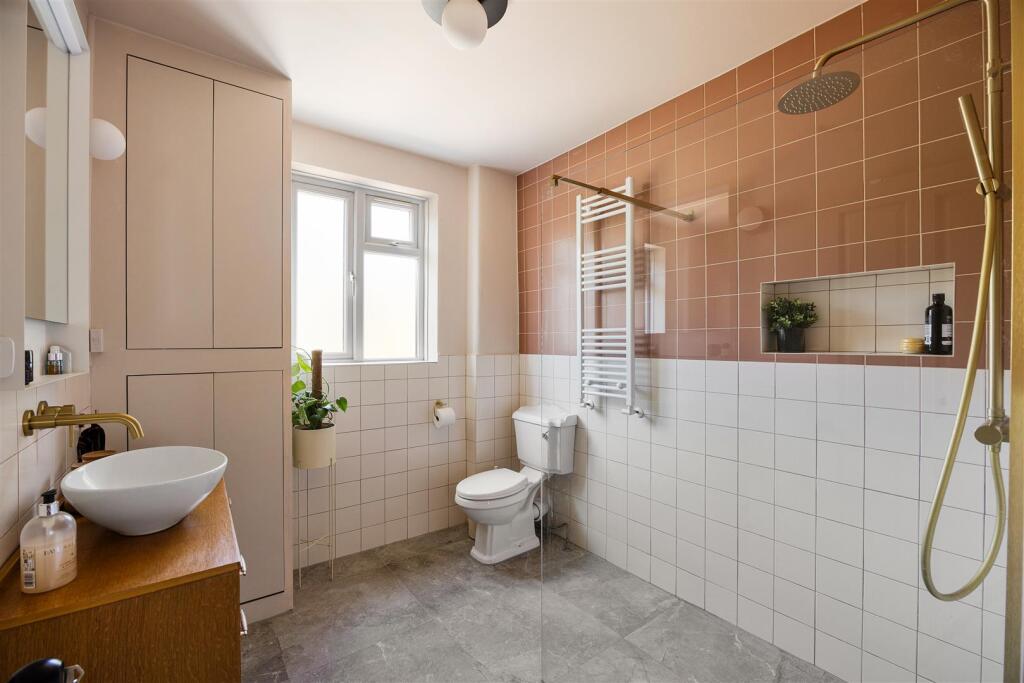 House in London, Highams Park - View 5