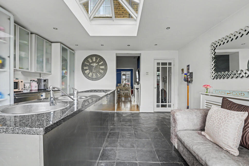 House in London, Carterhatch, Southbury - View 3
