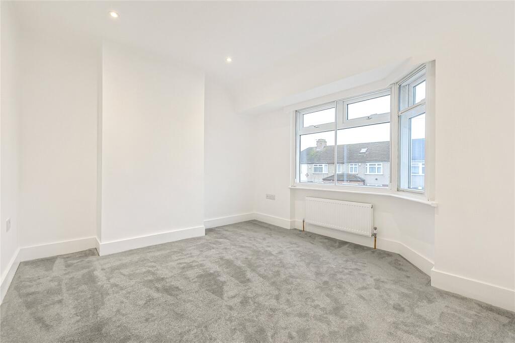 Waye Avenue, Hounslow, TW5 photo 4