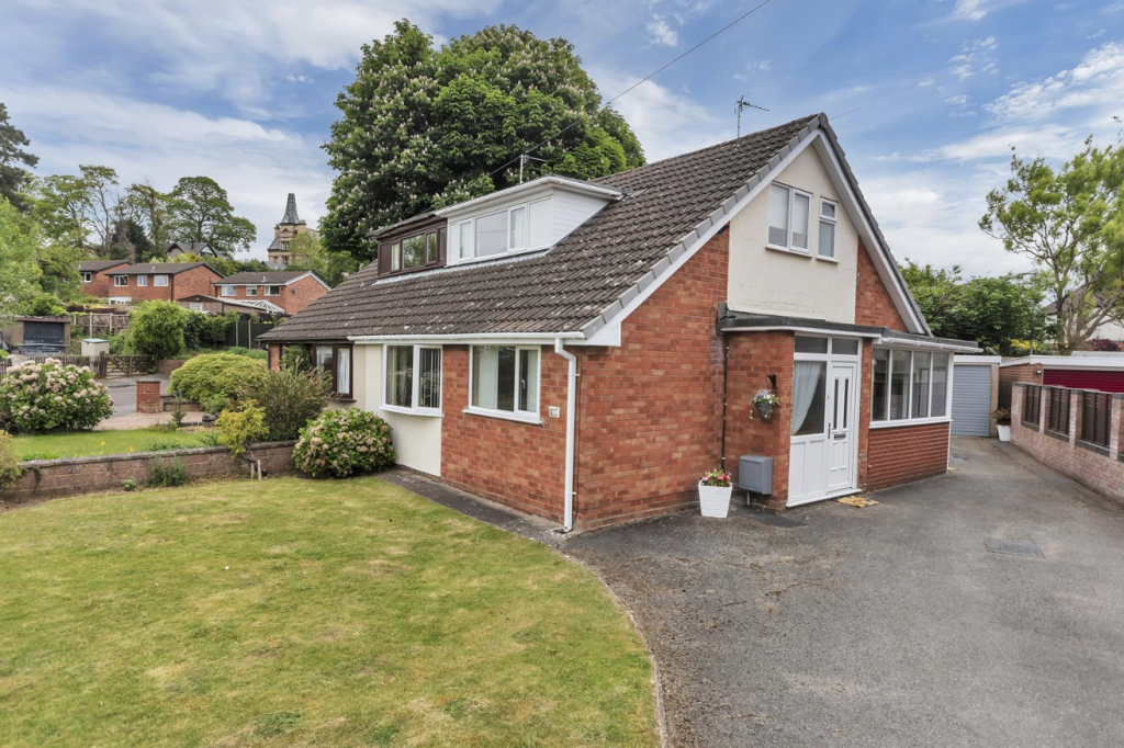 3-bed semi-detached on Powis Avenue, Oswestry, SY11 2JT, £229,950
