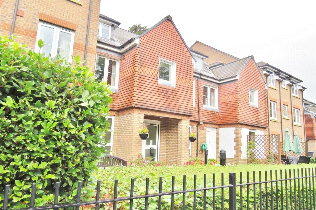 1-bed flat on Fairview Court, Fairfield Road, East Grinstead, £100,000