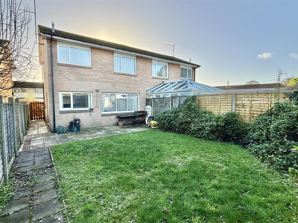 Hibbs Close, Upton photo 2
