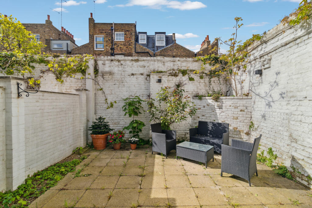 3 bedroom end of terrace house for rent