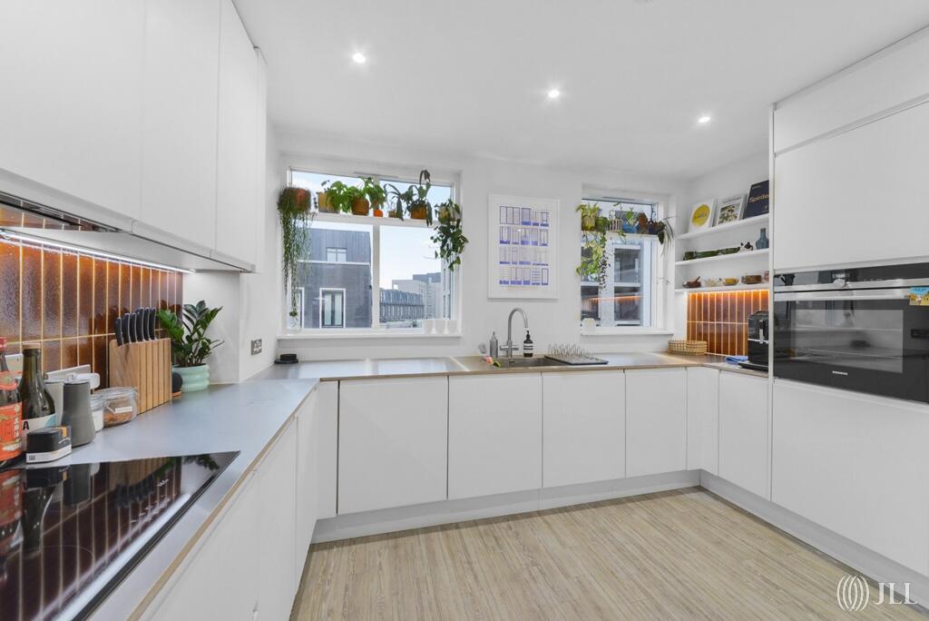 Derny Avenue, London, E20 photo 3