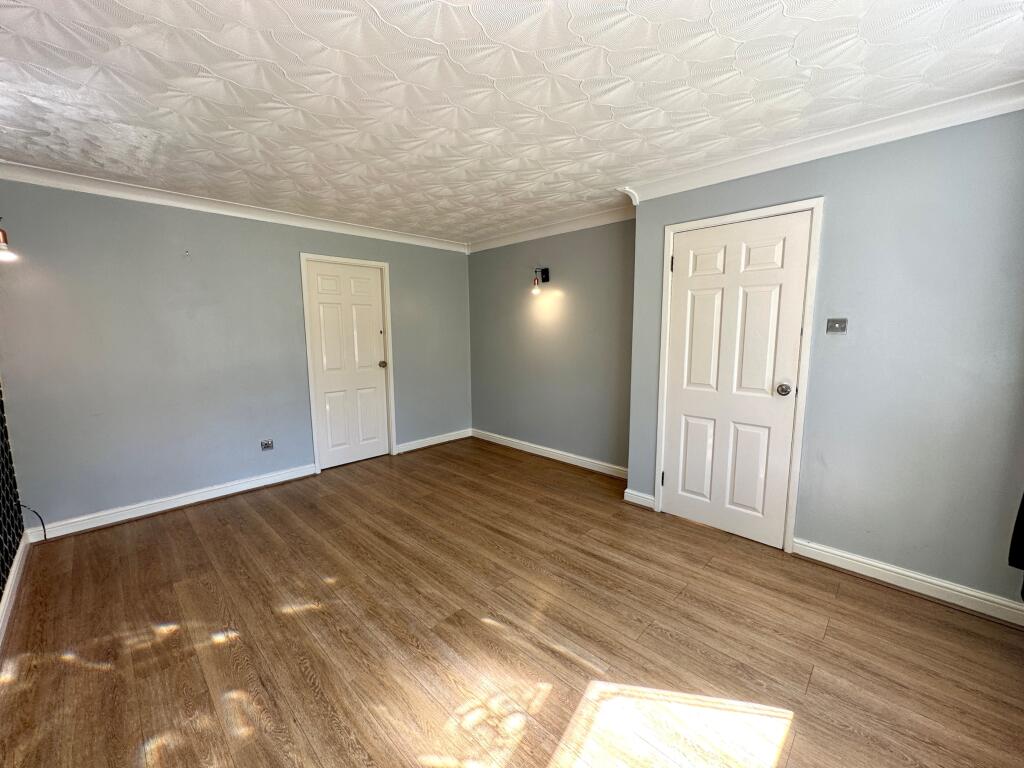 Woodbridge Close, Turnberry Estate, Walsall, WS3 photo 4