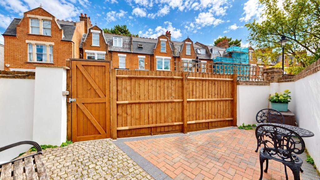 Apartment in London - More