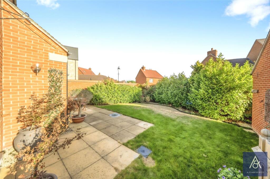 Foxhills Way, Brackley, Northamptonshire photo 3