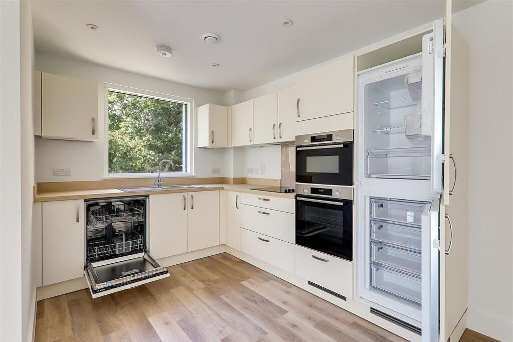 Apartment in Worthing, West Sussex - More