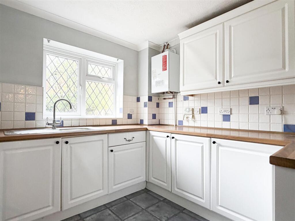House in Wealden, Hailsham - More