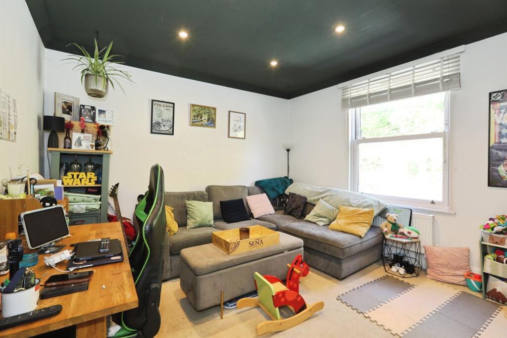 Apartment in Redhill - View 3