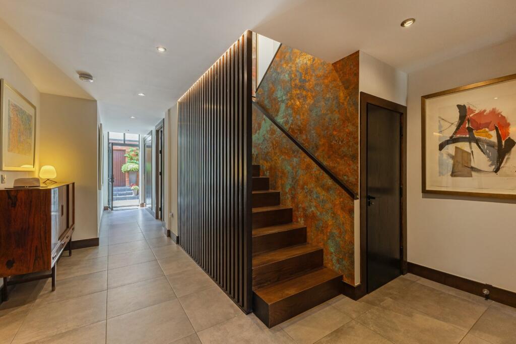 House in Hertsmere, Hertfordshire - View 4