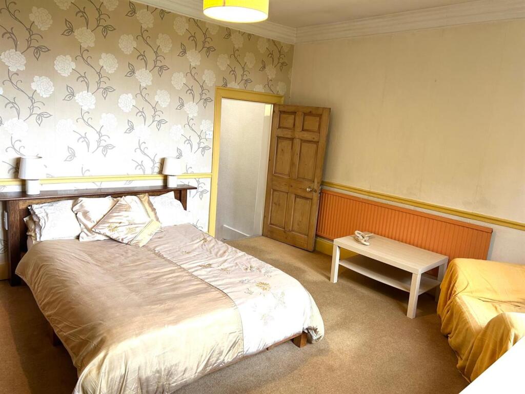 House in Stockport, Gatley - More