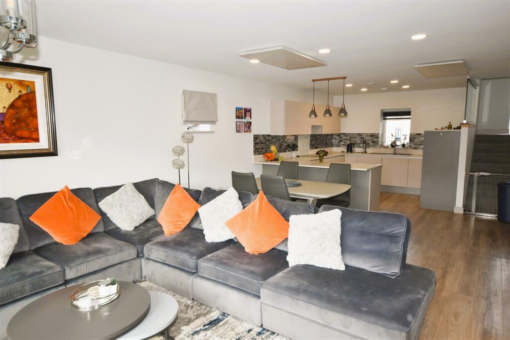 10 Brook Lane photo 3