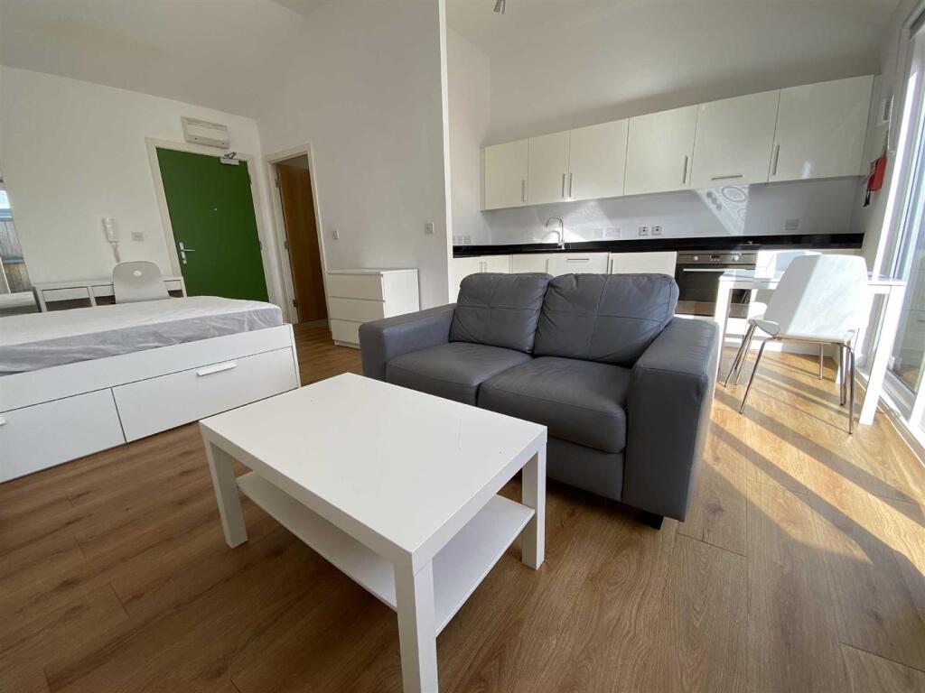 Studio flat for rent