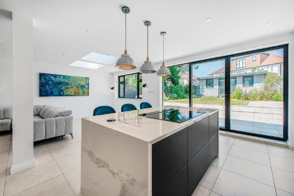 Chiltern Drive, Surbiton, Surrey, KT5 photo 2