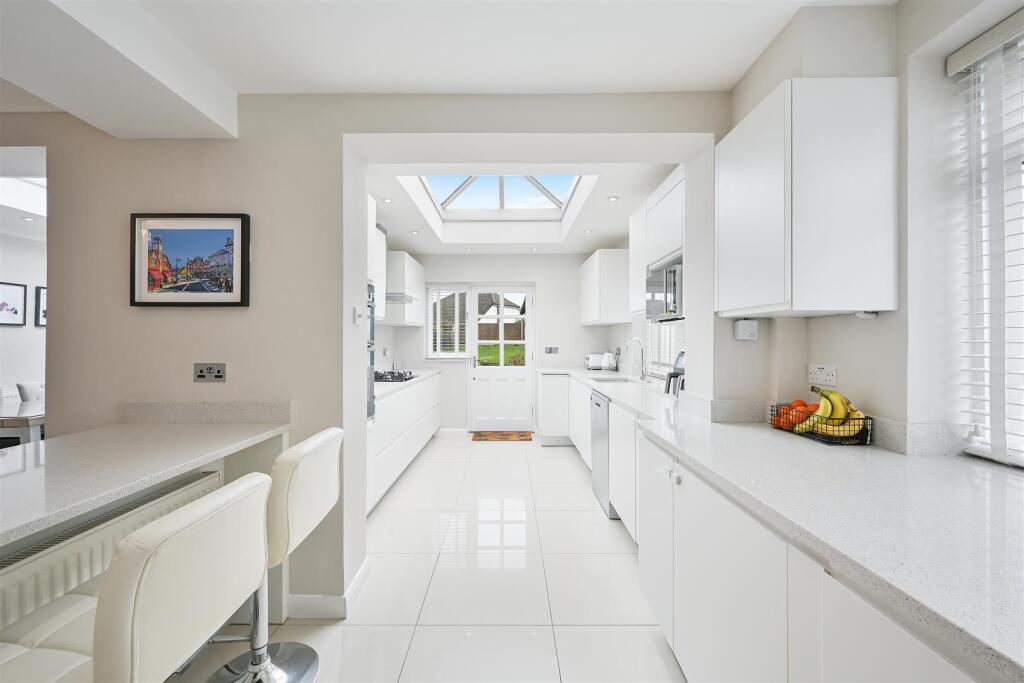 House in Reigate and Banstead, Nork - View 6
