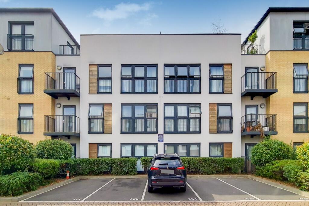 2-bed flat on Hitchin Lane, Stanmore, HA7, £450,000