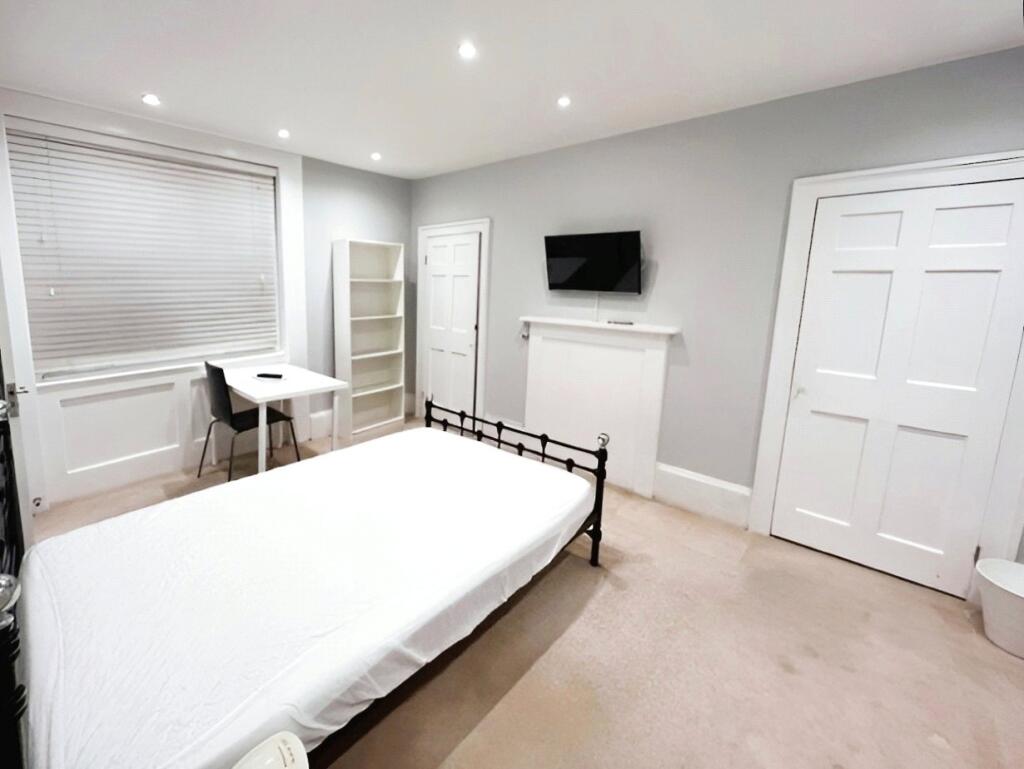 Main image of property: 48a High Street, Rochester, Kent, ME1