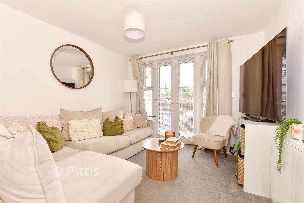 Apartment in East Cowes, Osborne - View 2