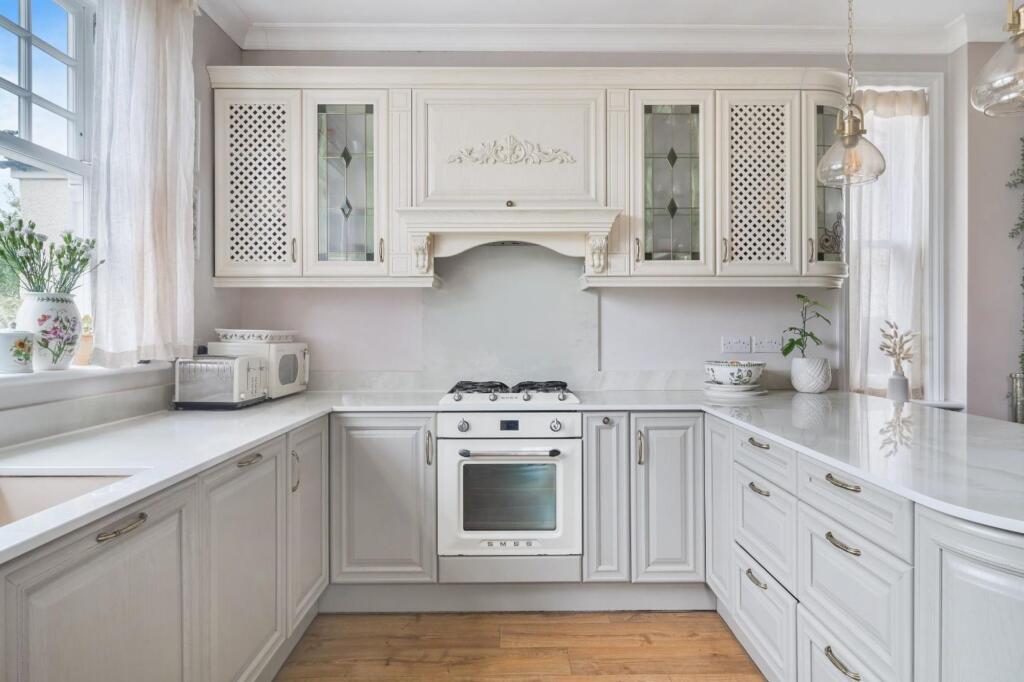 House in Epsom, Stoneleigh - More