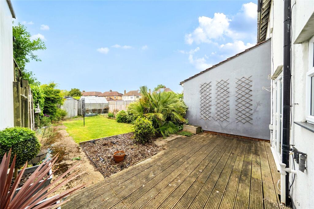 Fullers Way South, Chessington, KT9 photo 4