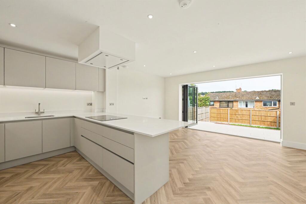 Coombe Gardens, Berkhamsted photo 4