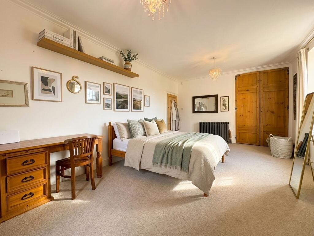 6 bedroom semi-detached house for rent