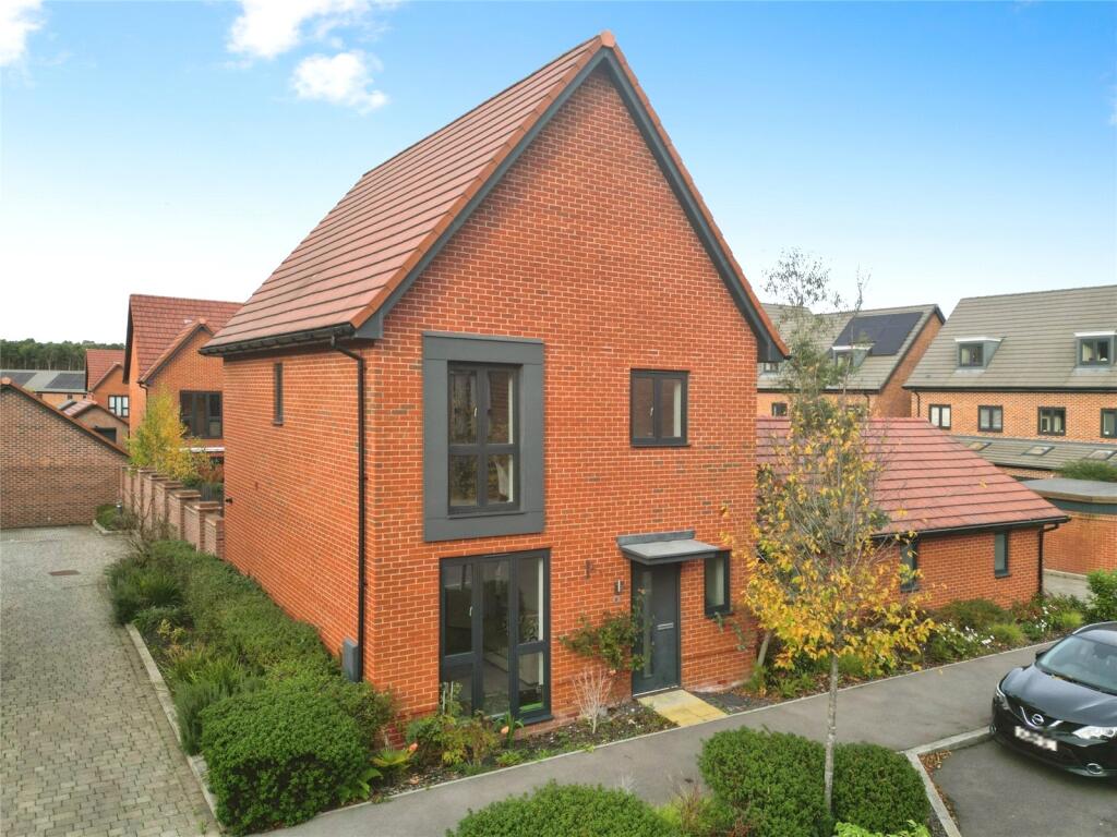 3-bed detached on Hawthorn Drive, Crowthorne, Berkshire, RG45, £500,000
