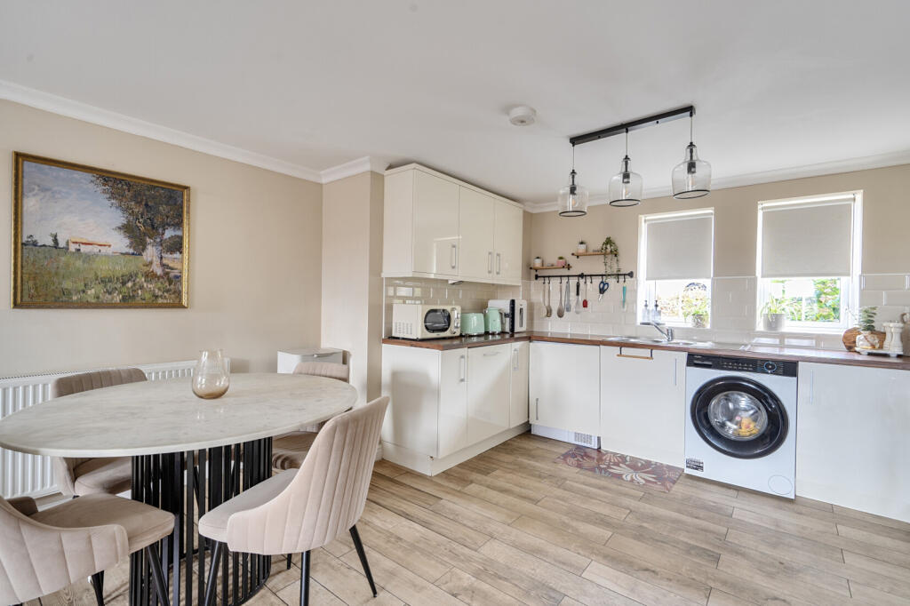 Apartment in Swindon, Woodshaw, Royal Wootton Bassett - View 3