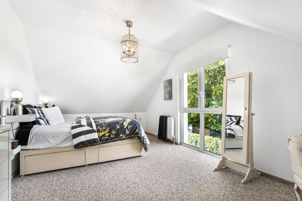 House in Salisbury, Winterbourne - More